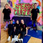Estudiante convierte su proyecto de graduación en evangelismo masivo dentro de su escuela y ora por la comunidad