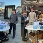 Jóvenes regalan Biblias en el centro de Londres y algo poderoso ocurrió con los transeúntes, “Dios está sanando a la gente”