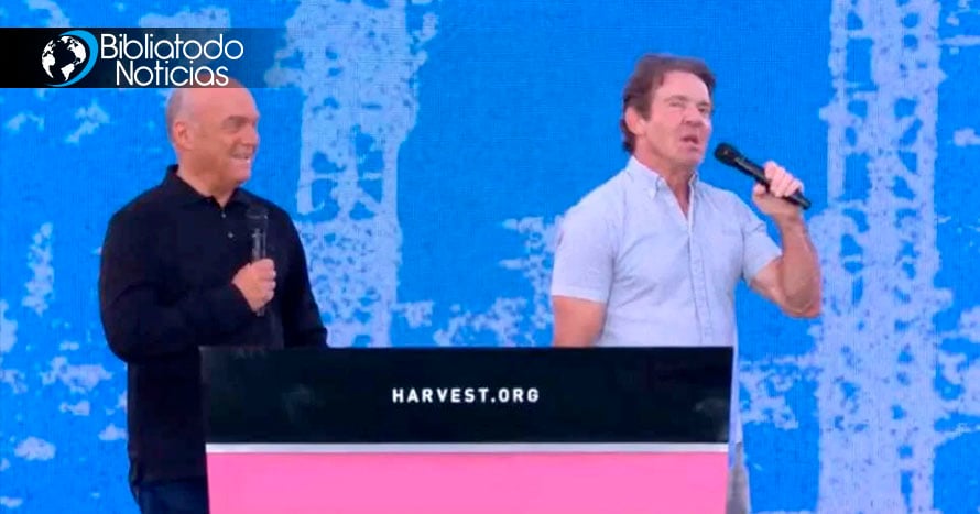 “Soy cristiano”, Actor Dennis Quaid proclama con valentía su fe en el congreso Harvest Crusade