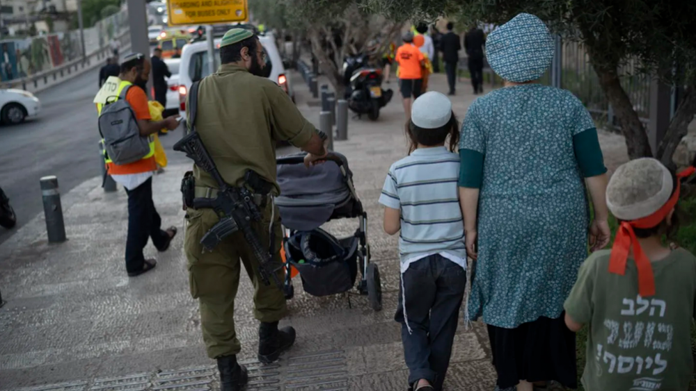 Israelíes oran durante una jornada marcada por tragedias