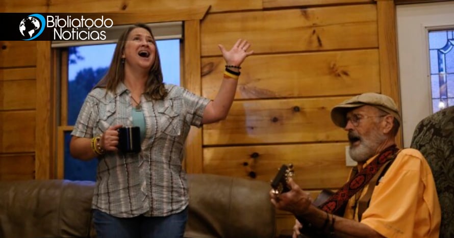 Bar en EE.UU. rinde respeto a la “HORA DEL EVANGELIO” mientras escuchan la palabra de Dios y cantan música cristiana