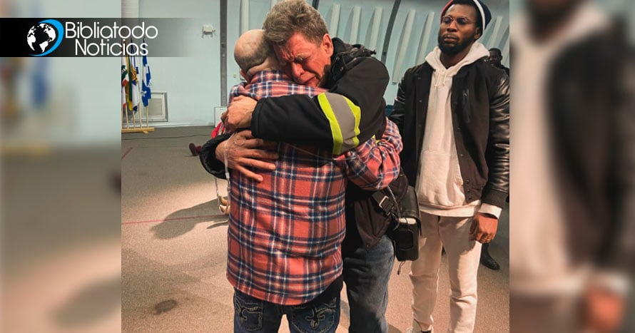 Hombre con máquina de oxígeno llora de agradecimiento a Dios por milagro recibido en culto de oración