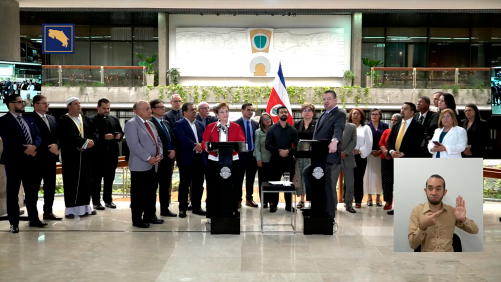 El presidente de Costa Rica rodeado de líderes religiosos da fin a los “manuales de erotismo” de las escuelas