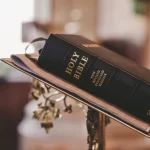 La historia detrás de las letras rojas de tu Biblia