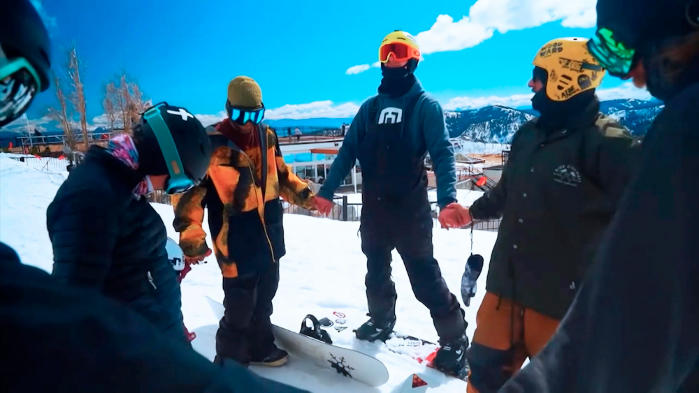 De la nieve a la oración: este hombre difunde fe y compañerismo con deportes de nieve y donas